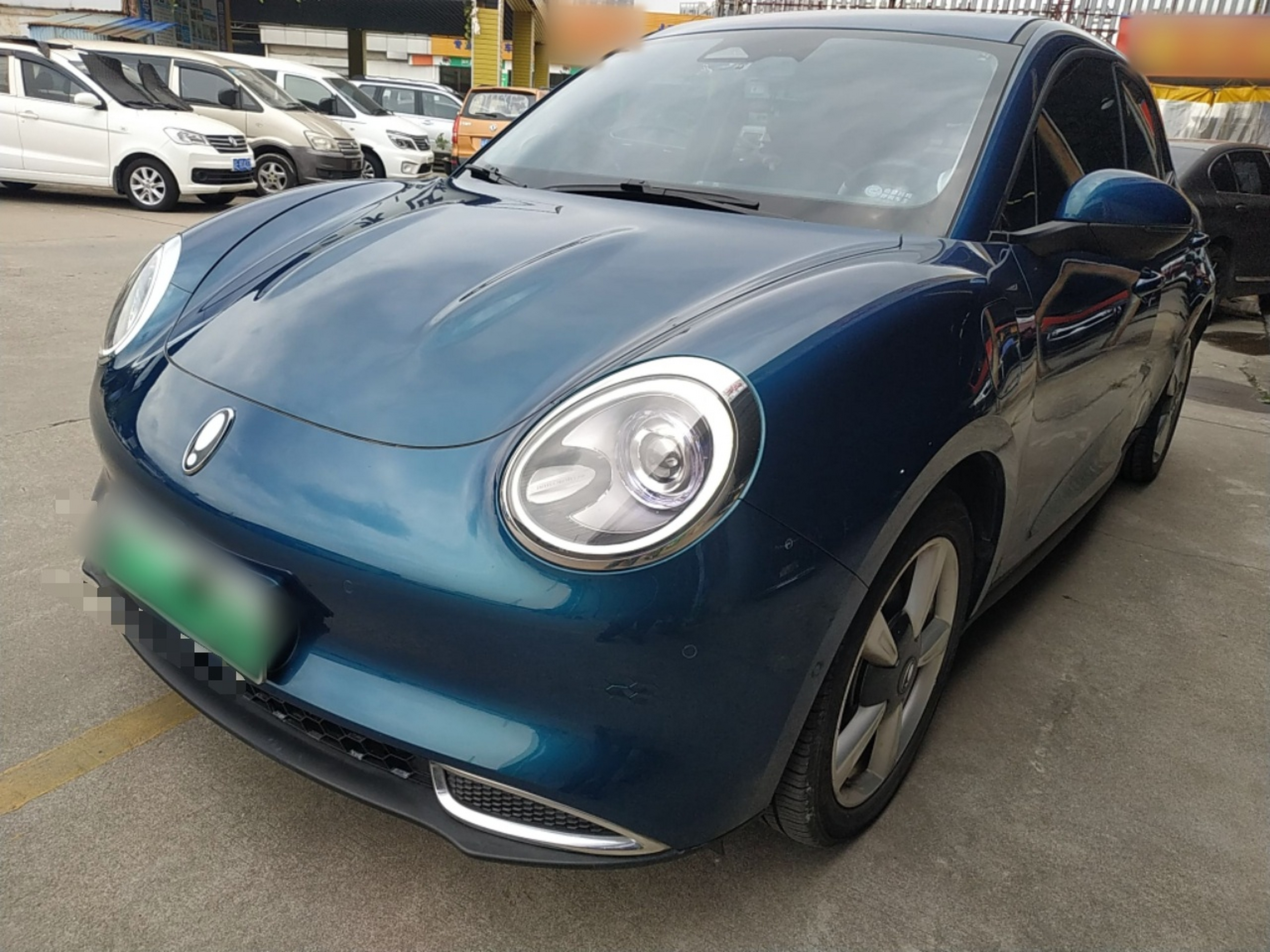 Под передней частью автомобиля