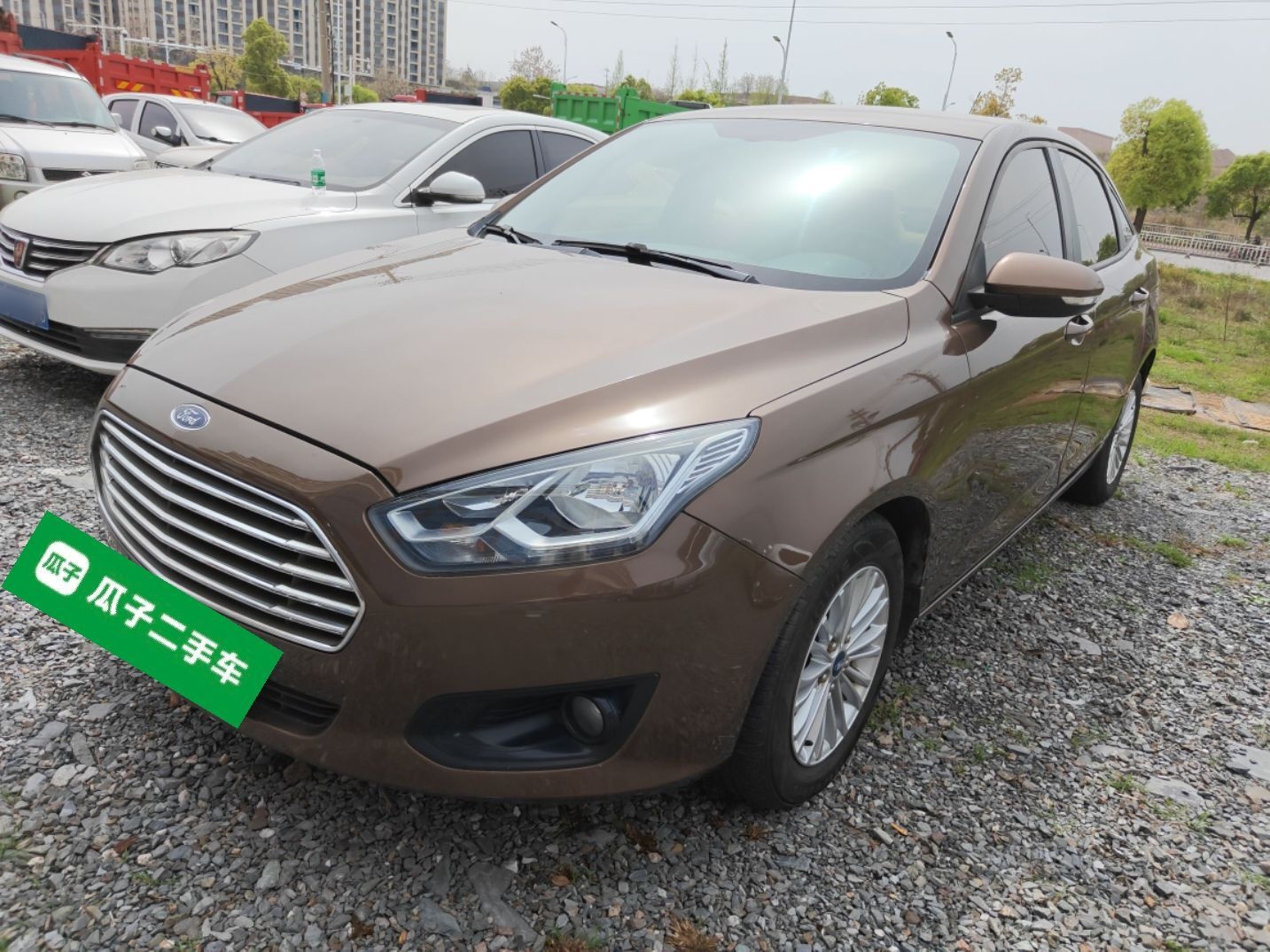 Под передней частью автомобиля