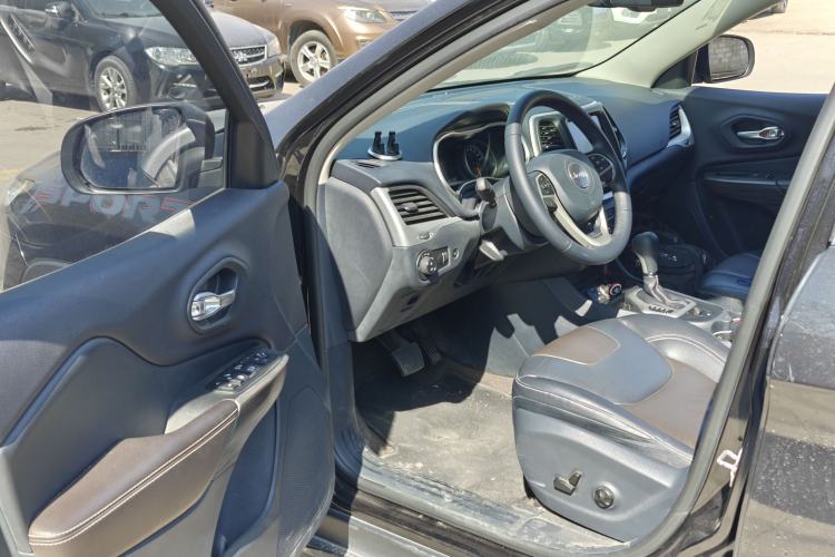 Used Jeep Cherokee 2020 2.0L Two-Wheel Drive Classic Sports Edition
