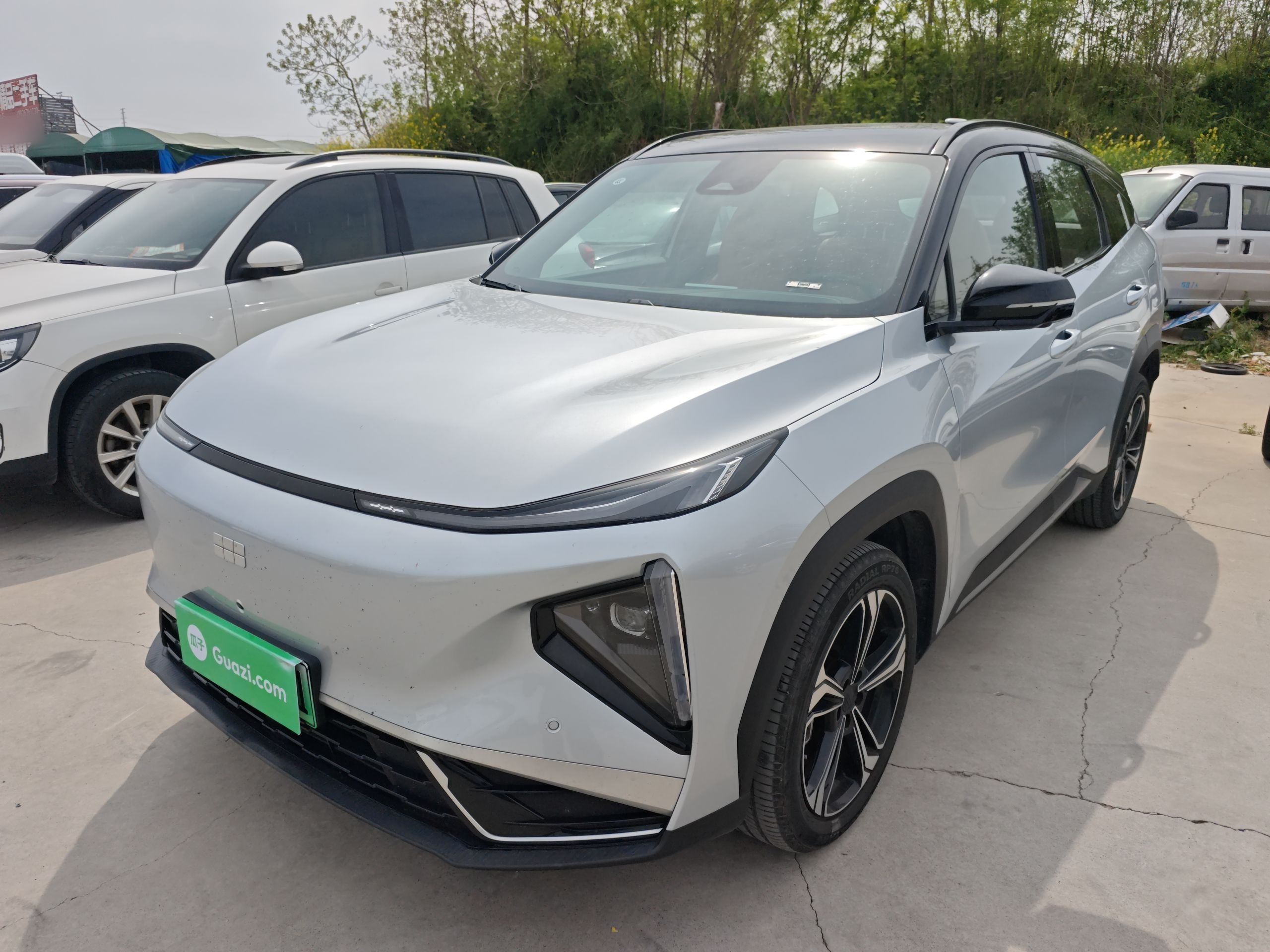 Под передней частью автомобиля