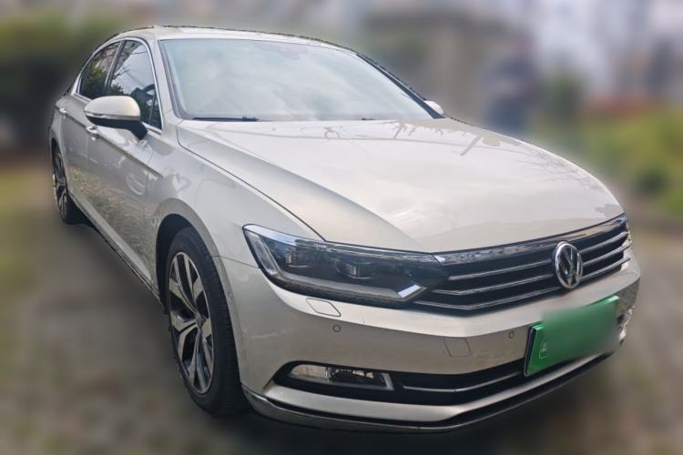 Used Volkswagen Magotan 2018 380TSI DSG Prestige Model Front Right 45 Deg