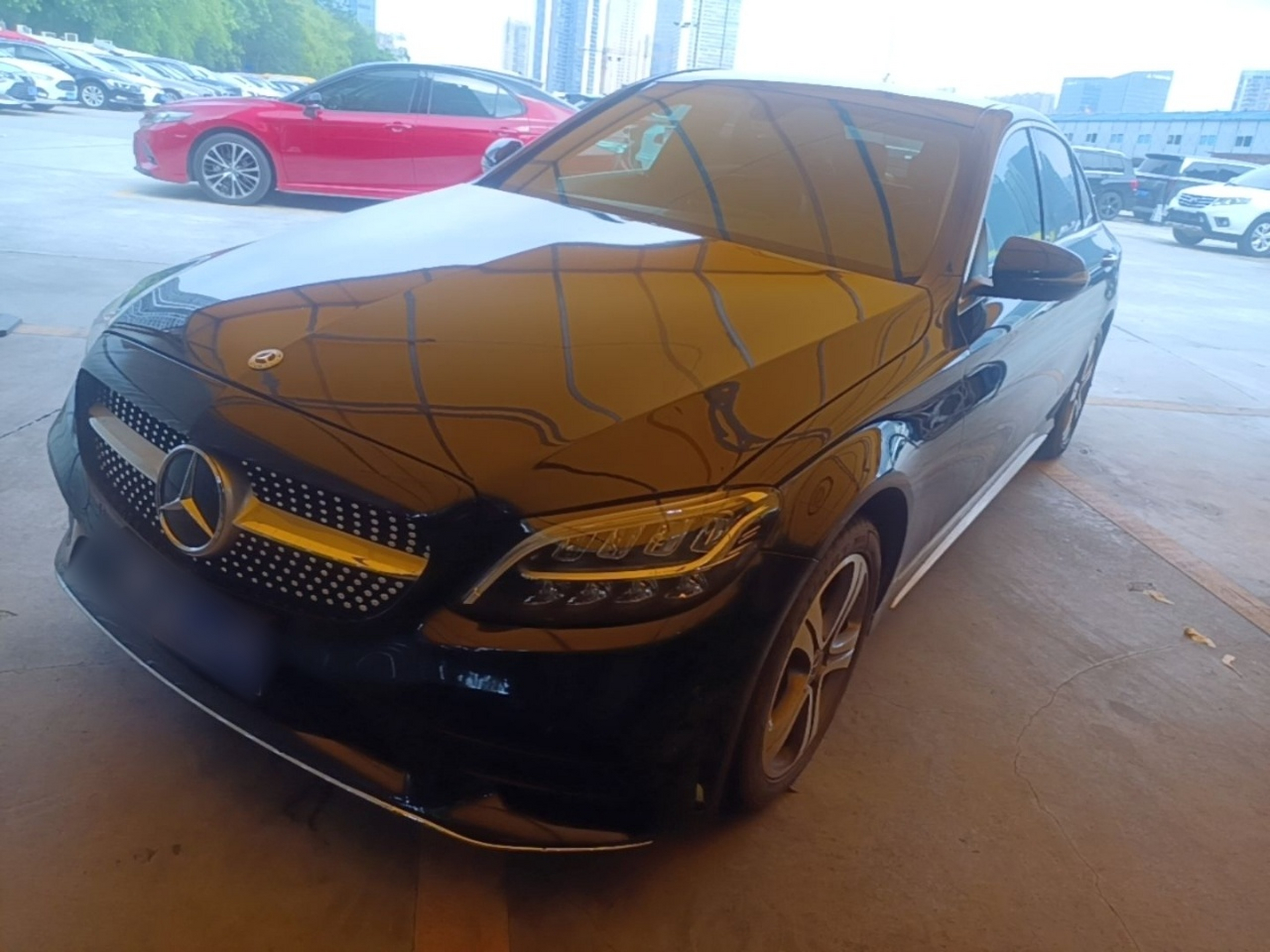 Под передней частью автомобиля