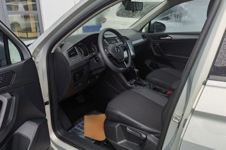 Used Volkswagen Tiguan L 2020 330TSI Automatic Two-Wheel Drive Luxury Edition China VI Standard Interior 1
