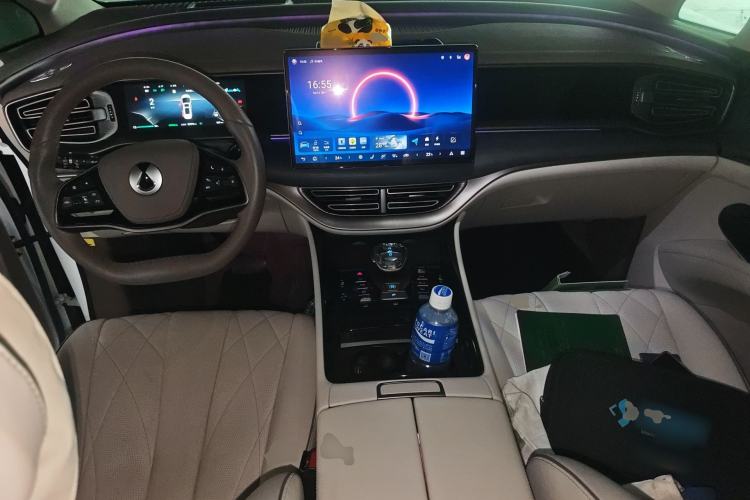 Used Denza D9 2022 DM-i 970 Four-Wheel Drive Flagship Model Center Console