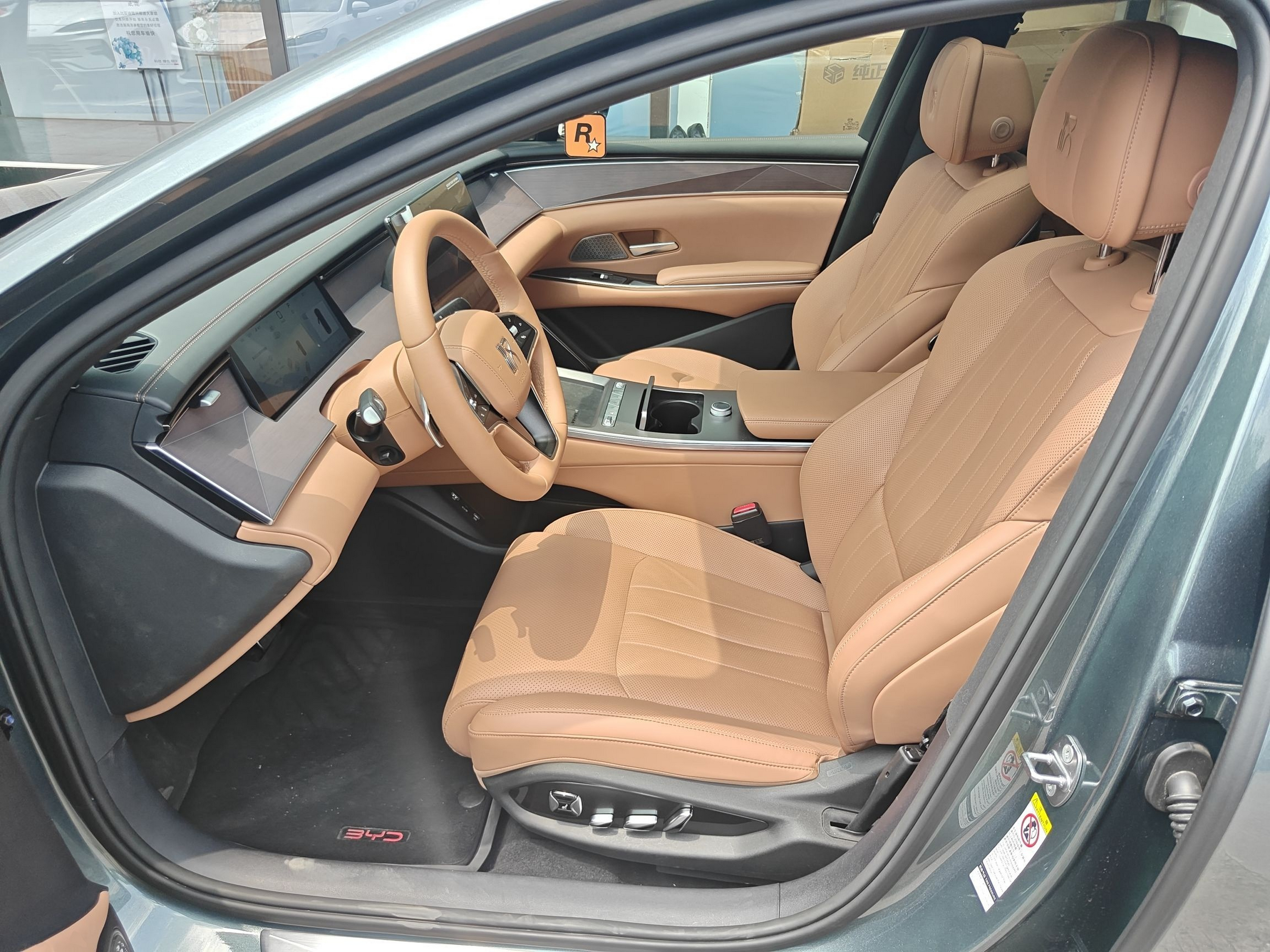 Переднее сиденье в автомобиле