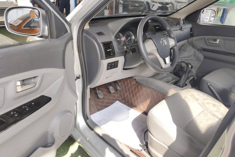 Used BAIC Weiwang M20 2014 1.5L practical type BJ415A Driver Seat