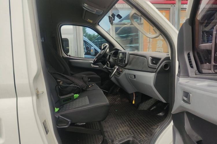 Used SAIC MAXUS Xintu V80 2023 2.0T AMT Classic Aoyuntong Power Version Long Wheelbase Mid-Roof Design 6/7/8/9-Seater