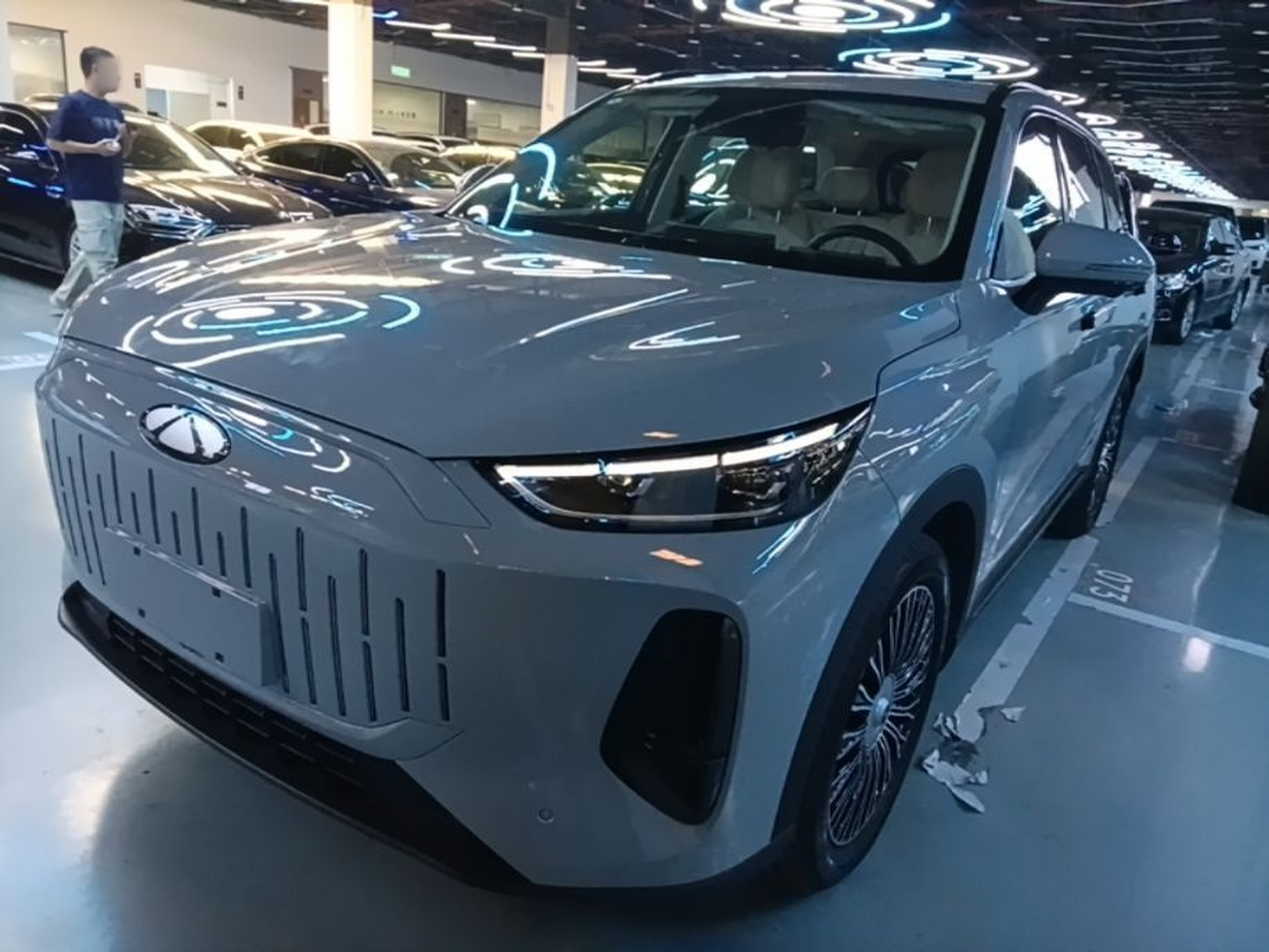 Под передней частью автомобиля