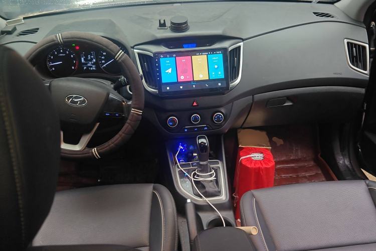 Used Hyundai ix25 2015 1.6L Automatic Two-Wheel Drive Smart GLS Trim Center Console