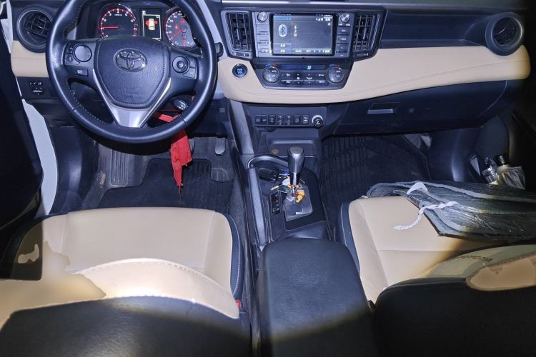 Used Toyota RAV4 2016 2.5L Automatic 4x4 Elite Edition Center Console