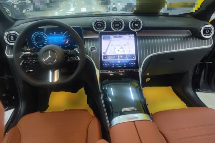 Used Mercedes-Benz GLC 2023 Facelift GLC 260 L 4MATIC Luxury Version 5 Seats Center Console