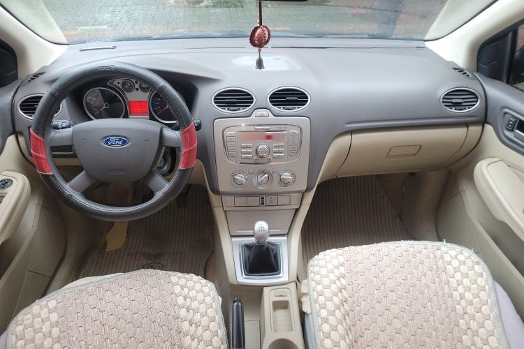 Used Ford Focus 2009 Sedan 1.8L Manual Comfort Model Center Console