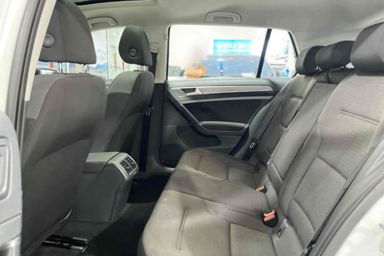 Used Volkswagen Golf 2017 1.6L Automatic Comfort Million-Vehicle Anniversary Edition
