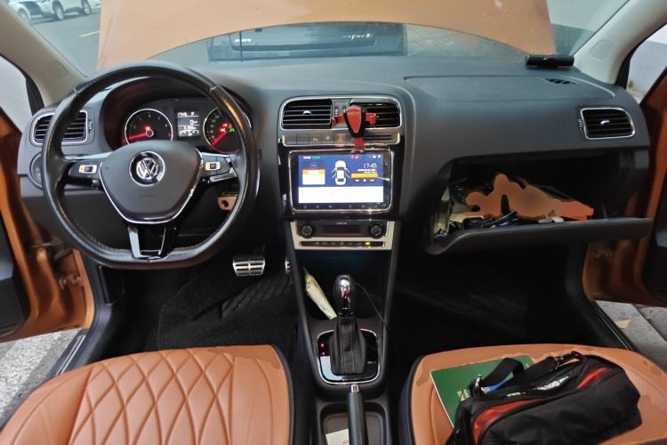 Used Volkswagen Polo 2016 1.6L Cross Polo Automatic Center Console