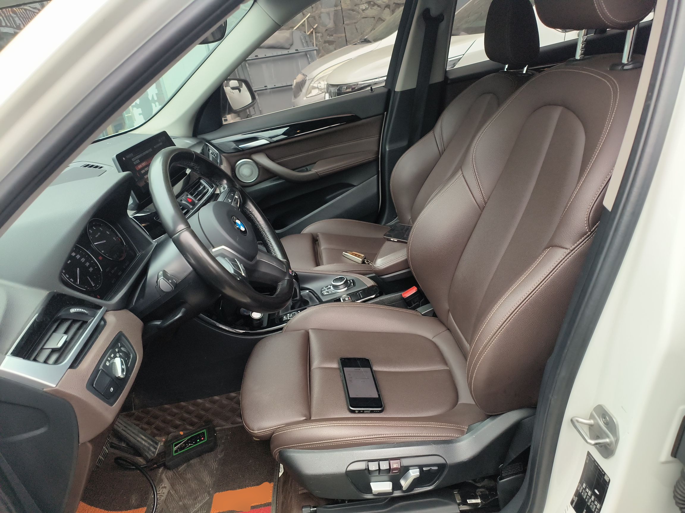 Переднее сиденье в автомобиле