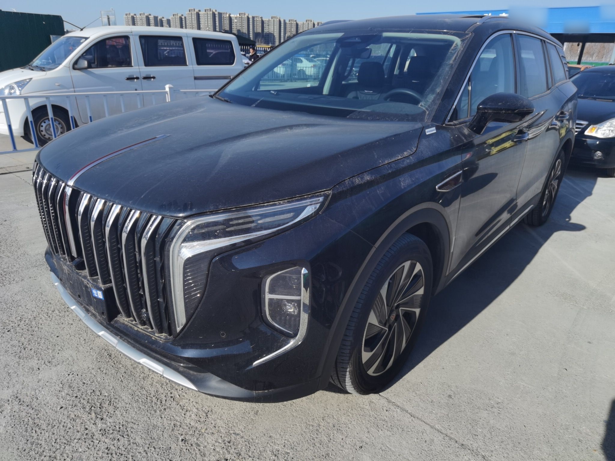 تحت مقدمة السيارة