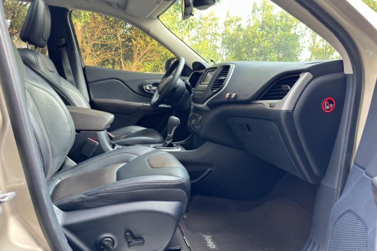 Used Jeep Cherokee 2016 2.4L Leading Edition
