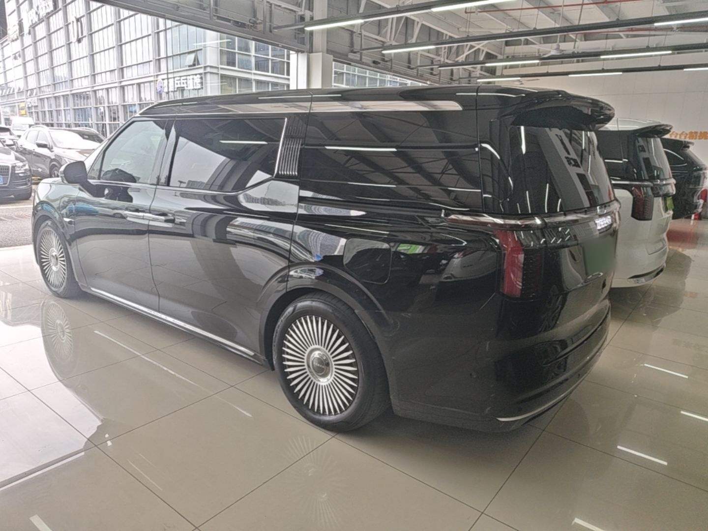 Zeekr 009 2024 7-Seater Walk-Through Version Four-Wheel Drive 108 kWh — снимка 4