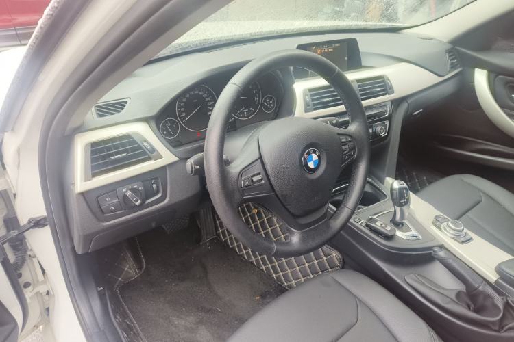 Used BMW 3 Series 2016 320i Fashion Model Center Console