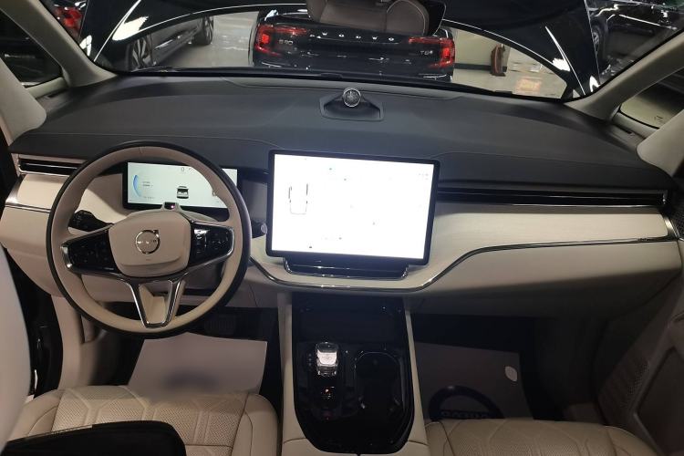 Used Volvo EM90 2025 Ultra Six-Seater
