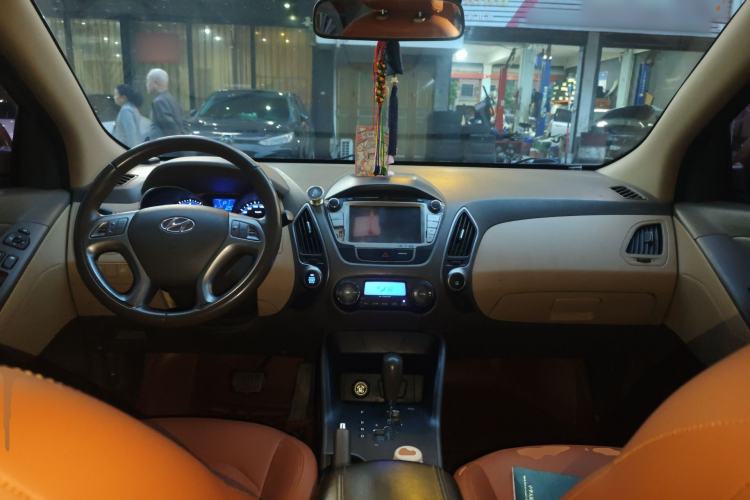 Used Hyundai ix35 2013 2.0L Automatic Two-Wheel Drive Smart GLS China IV Standard Center Console