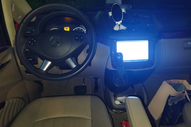 Used Mercedes-Benz Viano 2013 3.0L Hospitality Edition Center Console