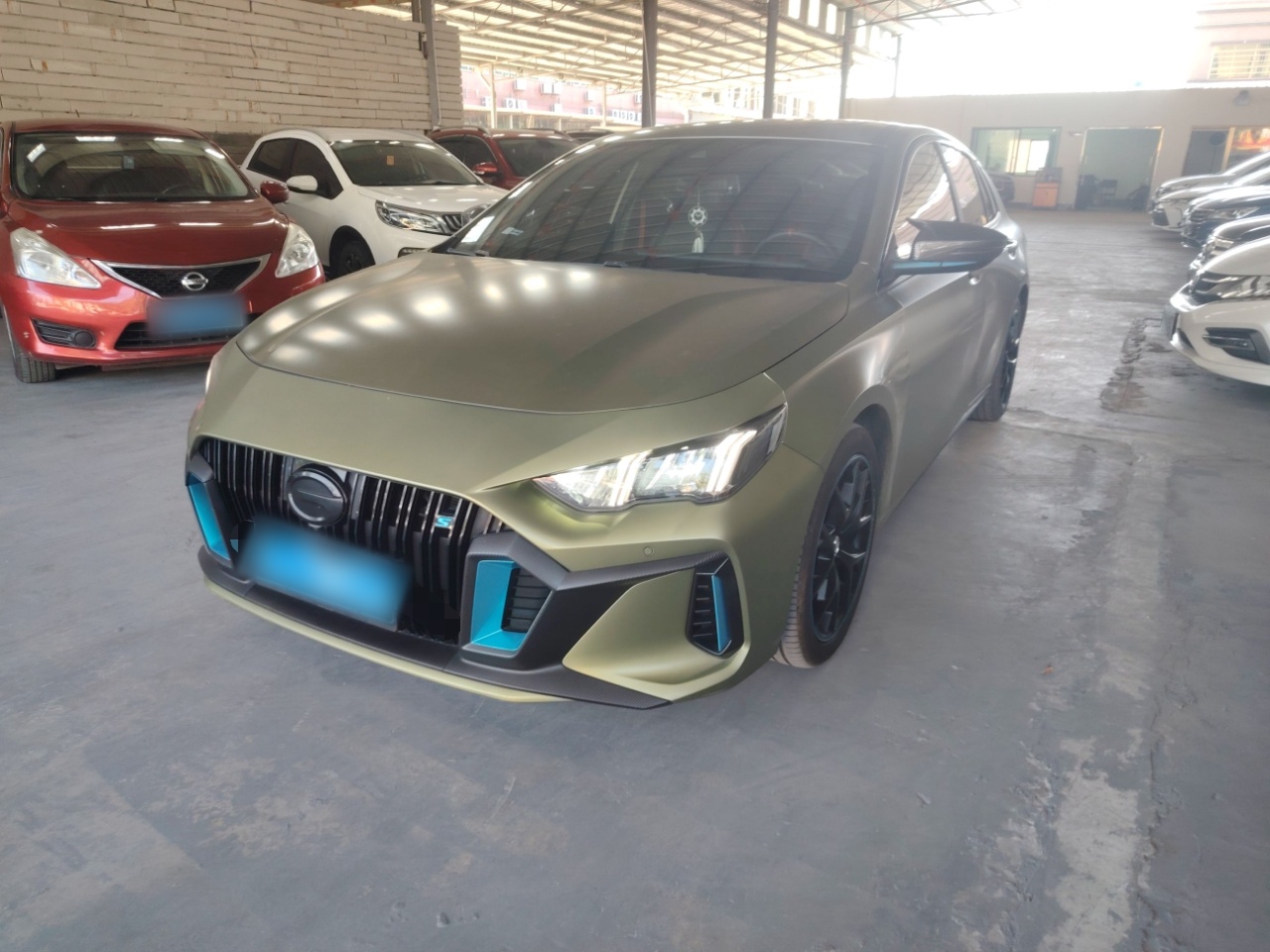 Под передней частью автомобиля