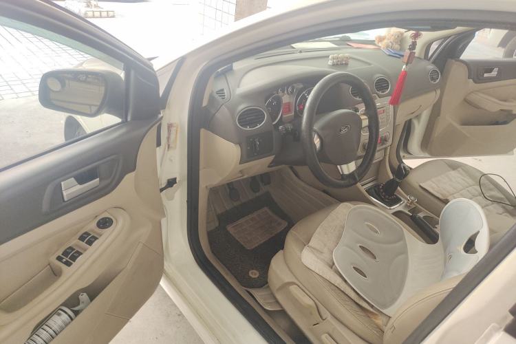 Used Ford Focus 2013 Hatchback Classic 1.8L Manual Fashion Edition
