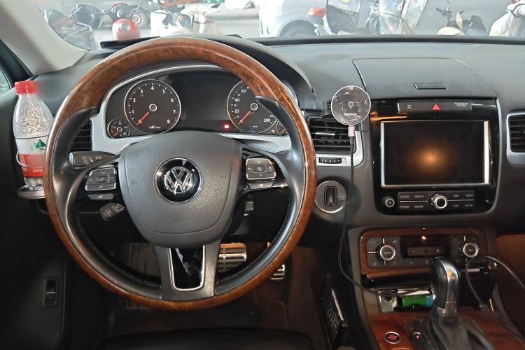 Used Volkswagen Touareg 2011 3.0 TSI Hybrid Center Console