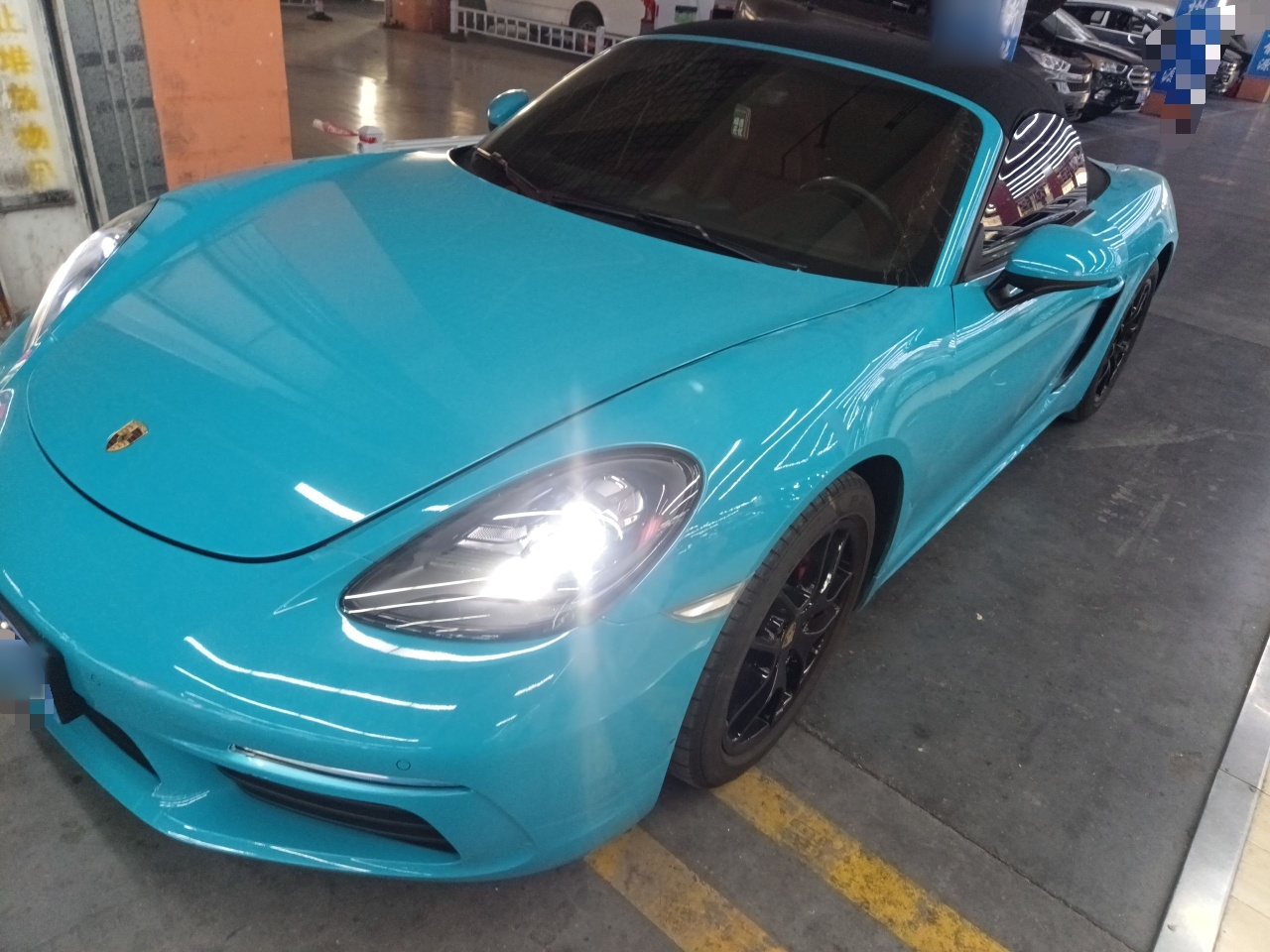 تحت مقدمة السيارة