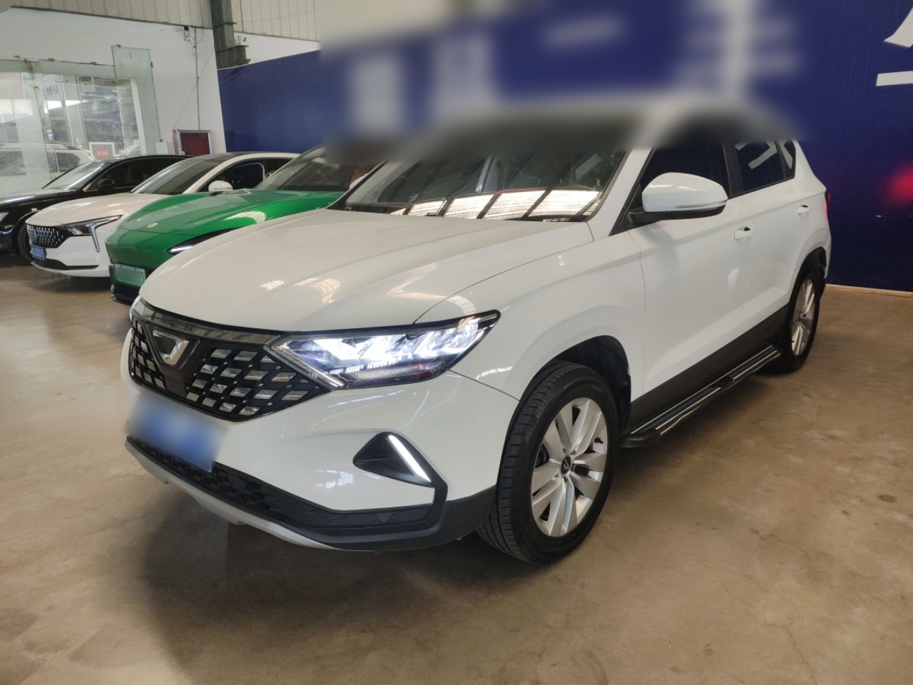 تحت مقدمة السيارة