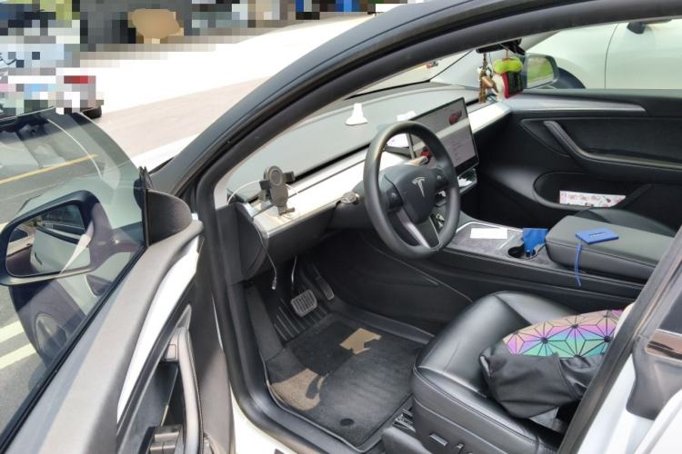 Used Tesla Model Y 2023 Long-Range All-Wheel-Drive Version Driver Seat