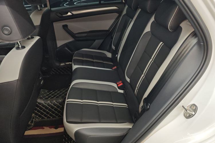 Used Volkswagen T-ROC 2023 300TSI DSG Two-Wheel-Drive Chen Guang Edition Left Rear Seat