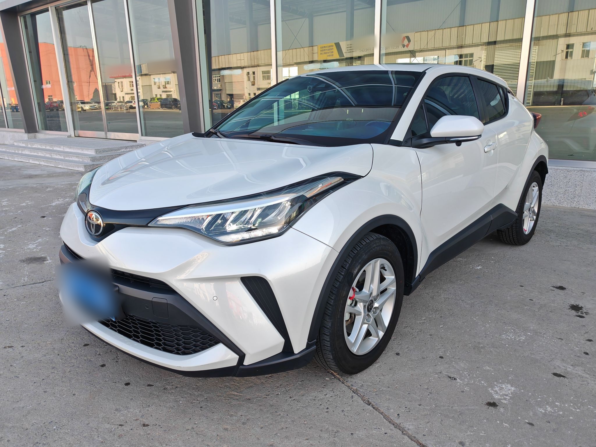 تحت مقدمة السيارة