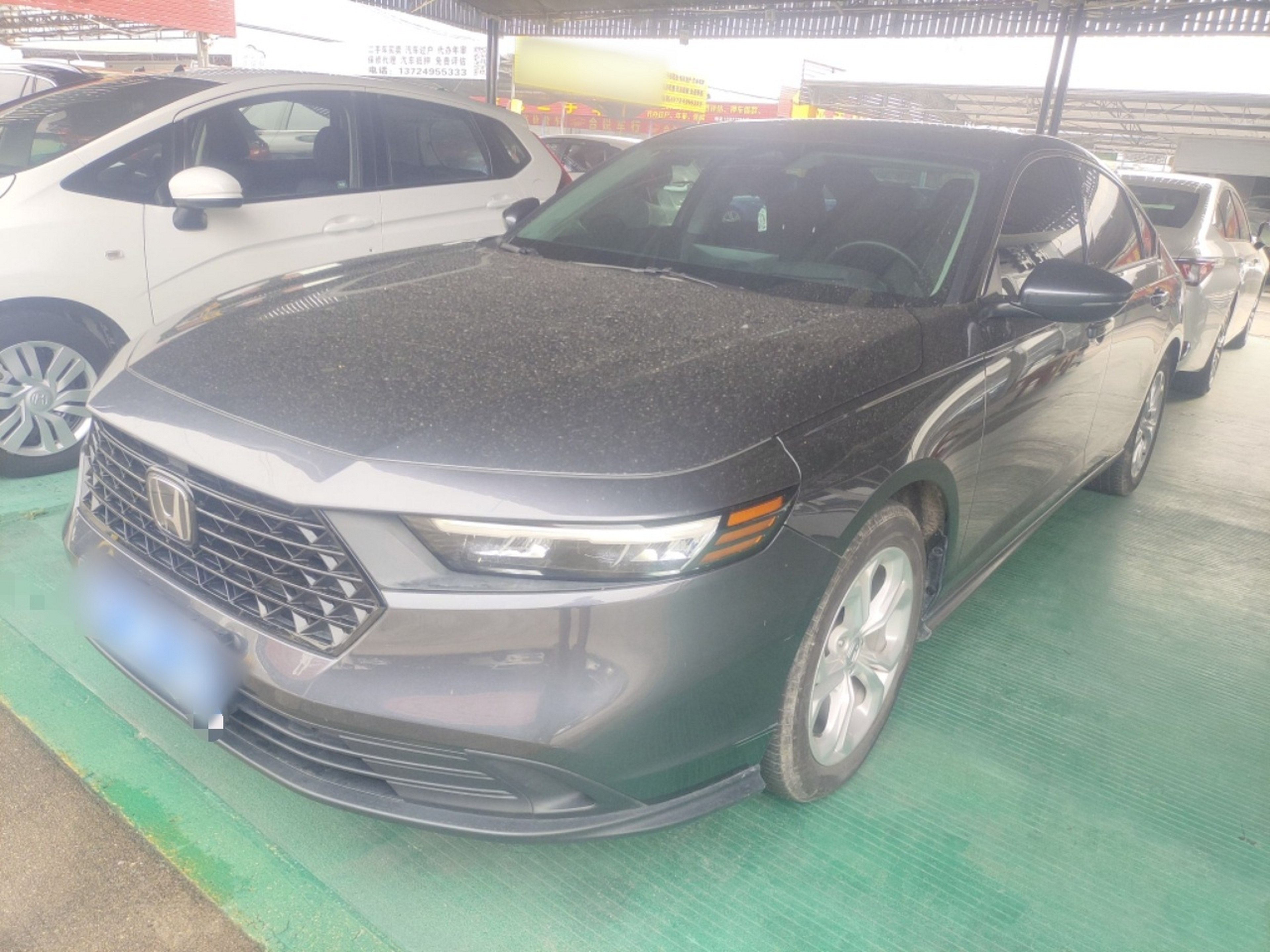 تحت مقدمة السيارة