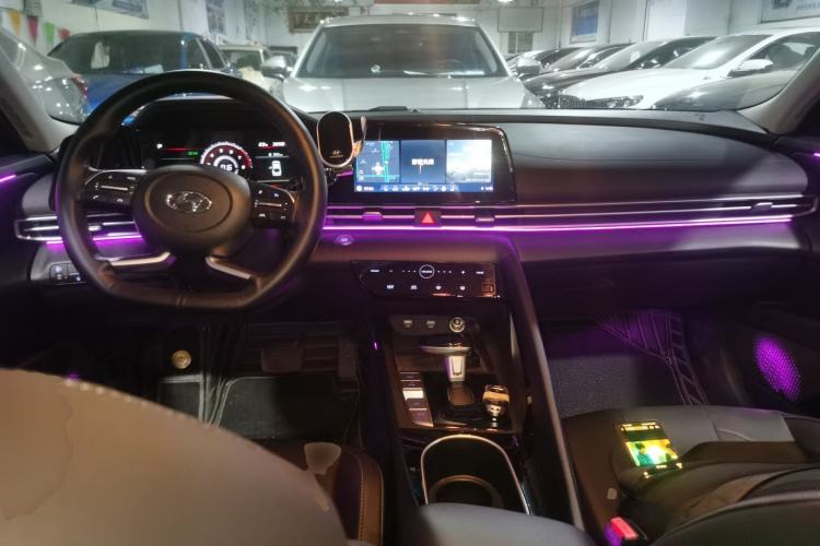 Used Hyundai Elantra 2022 1.5L CVT LUX Prestige Edition Center Console