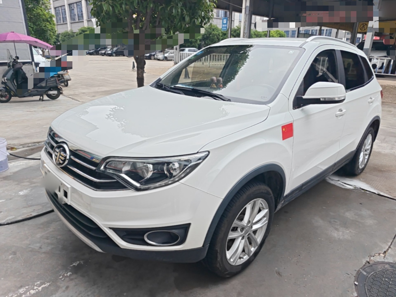 Под передней частью автомобиля