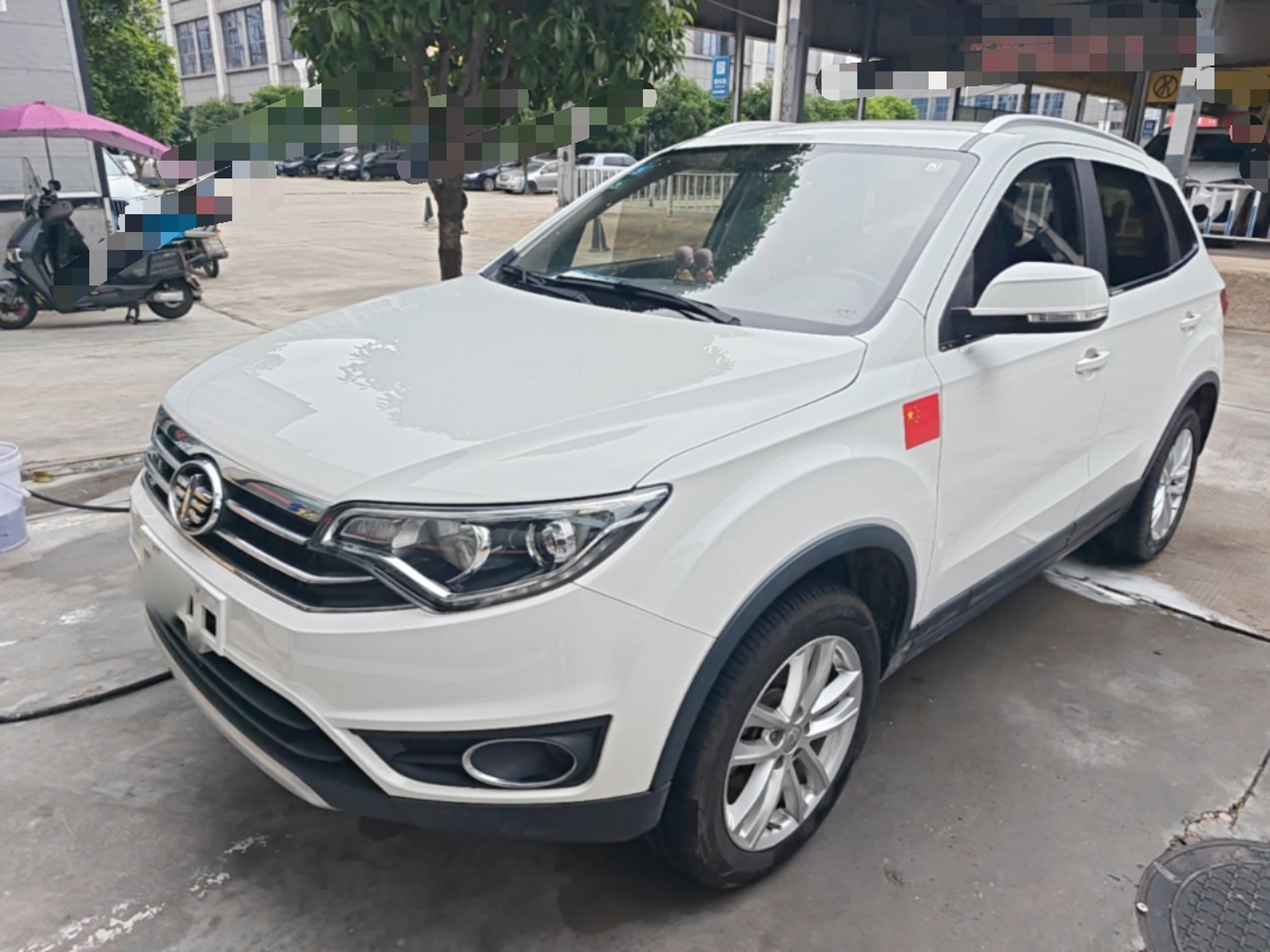 Под передней частью автомобиля