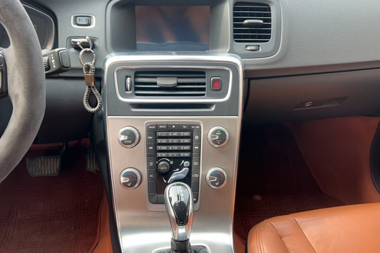 Used Volvo S60 2015 S60L 2.0T Zhiyuan Edition
