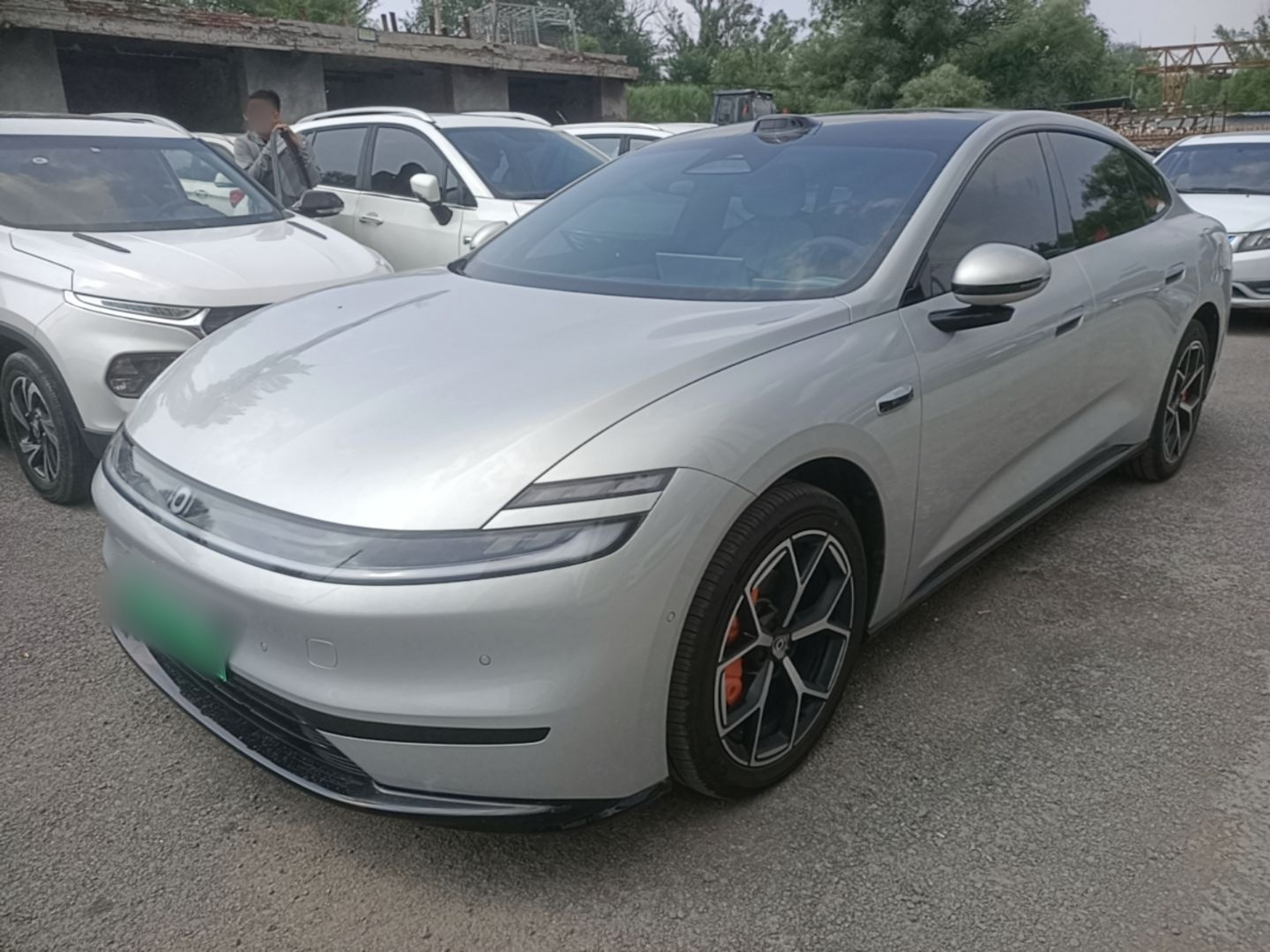Под передней частью автомобиля