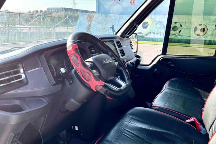 Used JMC Fushun 2023 2.0T Manual Short-Wheelbase Low-Roof Commercial Van 2/3 Seats with Dual-Swing Tailgate
