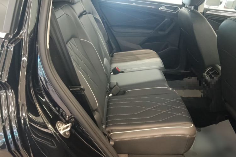 Used Volkswagen Tiguan L 2024 Outstanding Model 330TSI Automatic Two-Wheel Drive R-Line Dragon Glory Edition Left Rear Seat