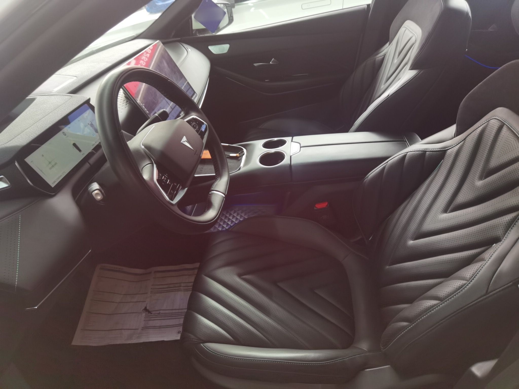 Переднее сиденье в автомобиле