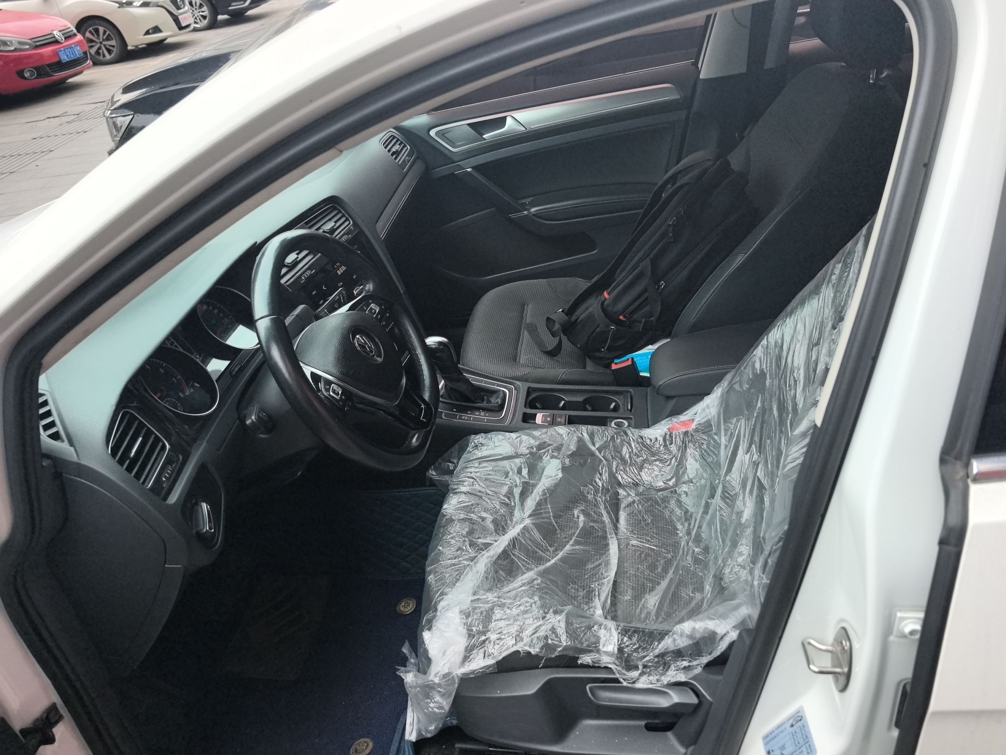 Переднее сиденье в автомобиле