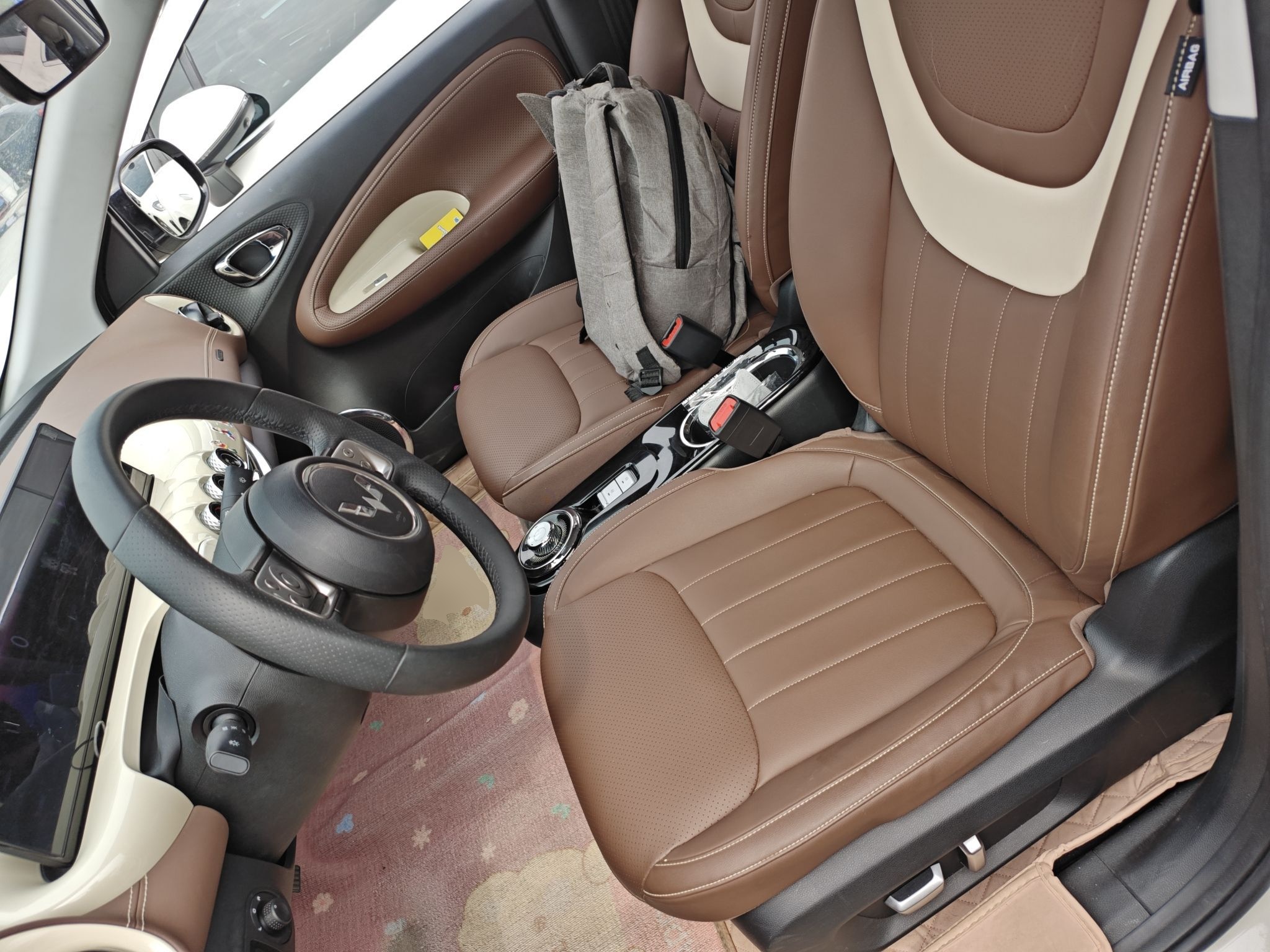 Переднее сиденье в автомобиле