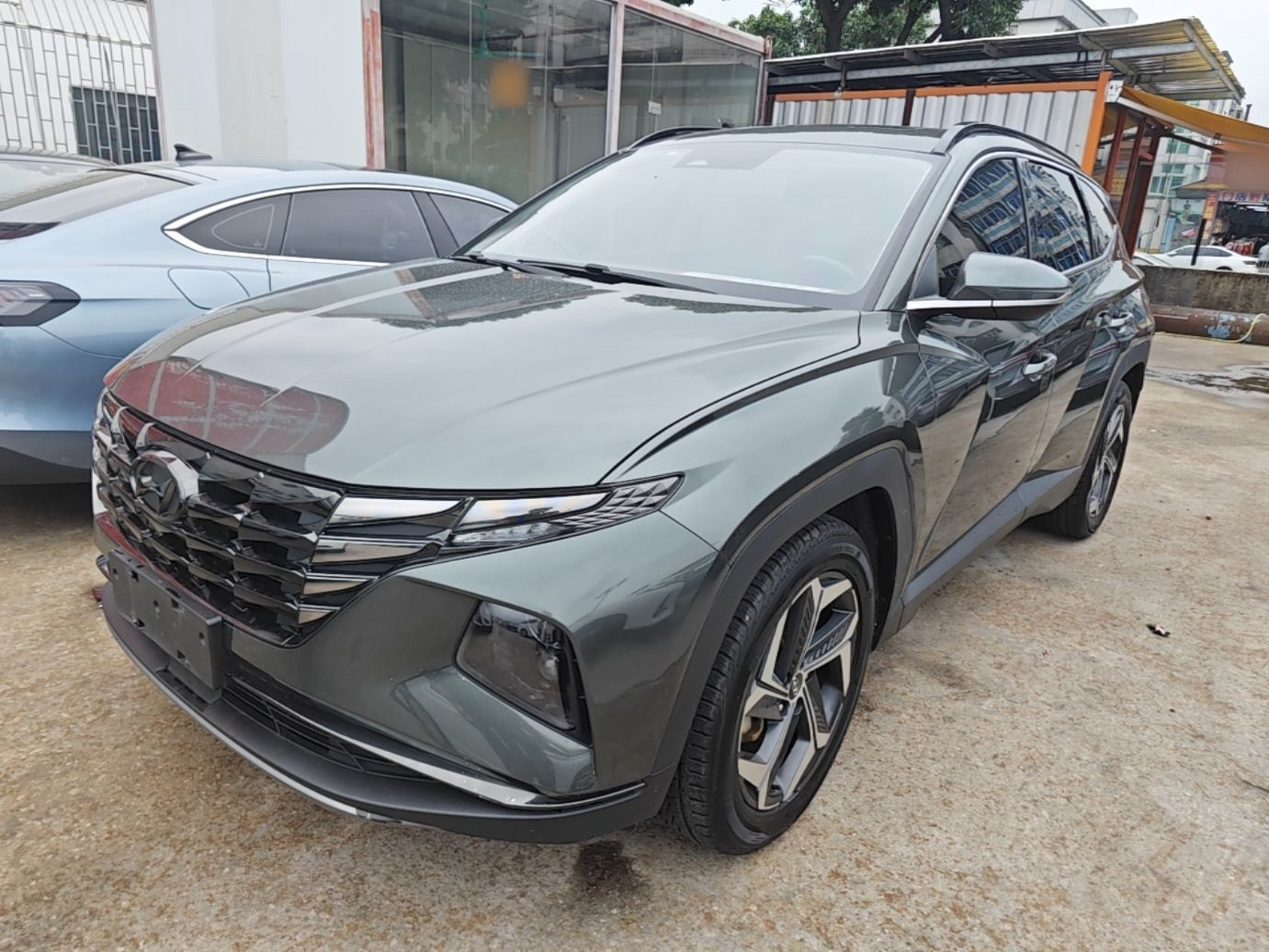 Под передней частью автомобиля