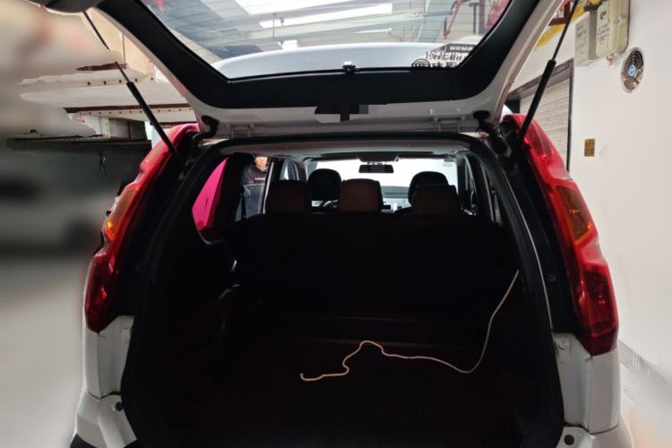 Used Dongfeng Fengdu MX6 2015 2.0L CVT Two-Wheel Drive Excellence Edition Trunk