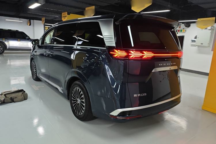 Used Denza D9 2025 DM-i Intelligent Drive 1020 Four-Wheel Drive Flagship Model
