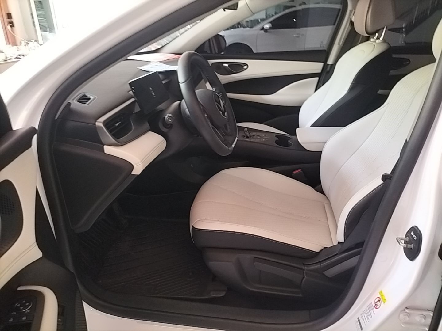 BYD Seal 05 DM-i 2025 DM-i Smart Drive 55KM Luxury Model — снимка 17