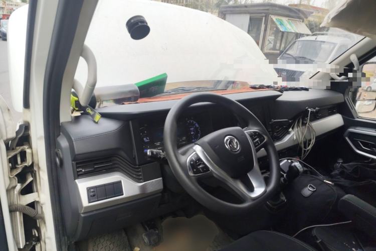 Used Dongfeng Yufeng 2023 V9+ 2.3T Manual Rear-Drive Cargo Van with Dual Rear Tires 3-Seater Center Console